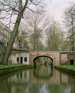 810083 Gezicht op de Brigittenbrug over de Nieuwegracht te Utrecht.